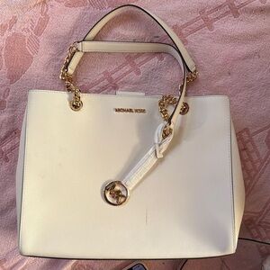 Súper oferta today . Michael Kors Cream Tote with Gold Details